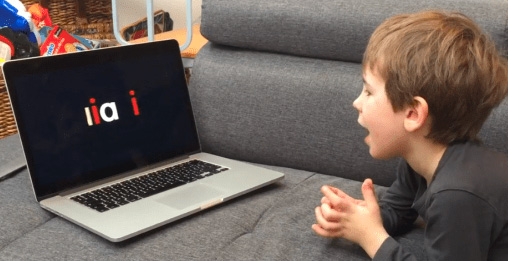 Enfant regardant vidéo "Devenir Lecteurs"