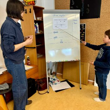 Enseignant avec enfant au tableau